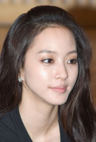 Nữ diễn viên sinh năm 1981 Han Ye Seul lại được mọi người biết đến với một ngoại hình khá chuẩn cùng gương mặt thon nhỏ cuốn hút.