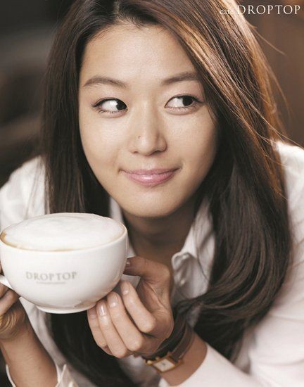 Với phong cách giản dị, cá tính nhưng rất ấn tượng, Jeon Ji Hyun đã trở thành một trong những người đẹp "câu hồn" nhất của màn ảnh xứ Hàn.