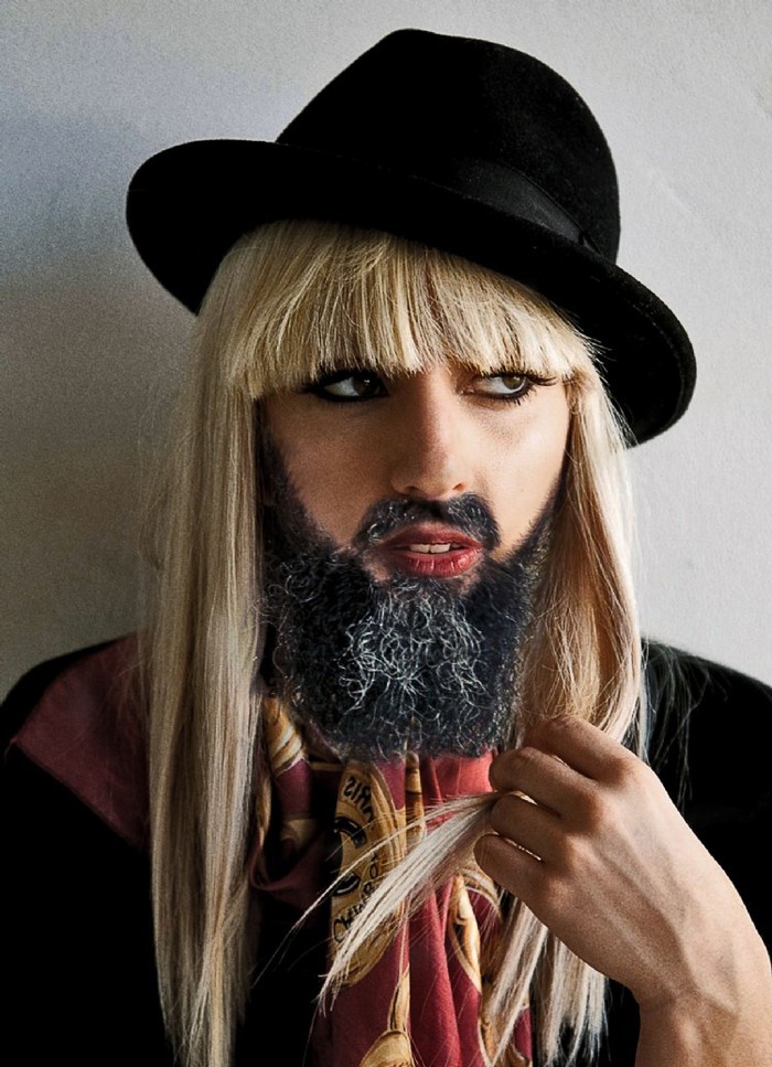 Thêm bộ râu có vẻ hơi quái lạ nhưng vẫn chưa thể bằng nhưng phong cách quái chiêu của Lady Gaga.