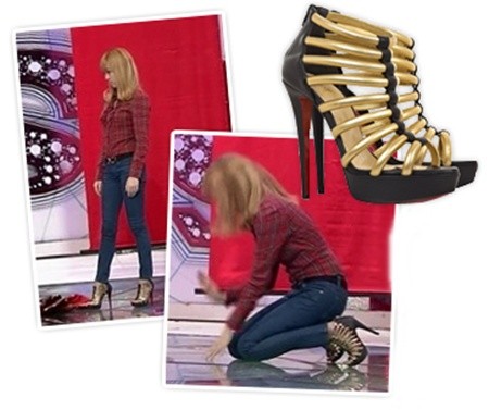 Jessica (SNSD) sở hữu đôi sandal cao gót dòng Christian Louboutin Romaine 140 với giá 1.077 USD (khoảng 22,621 triệu đồng).