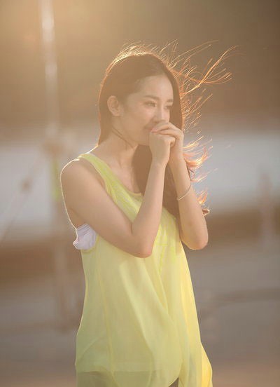 Khoảnh khắc đẹp như mơ trong nắng chiều, tóc gió tung bay của người đẹp Dương Mịch.