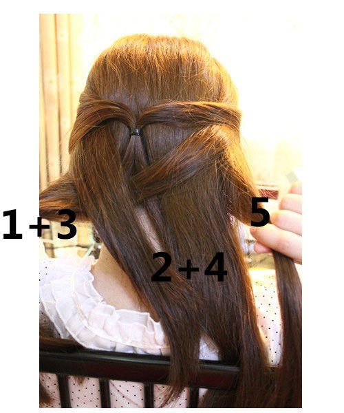 Tiếp tục chia phần tóc ngoài cùng bên phải thành hai phần.