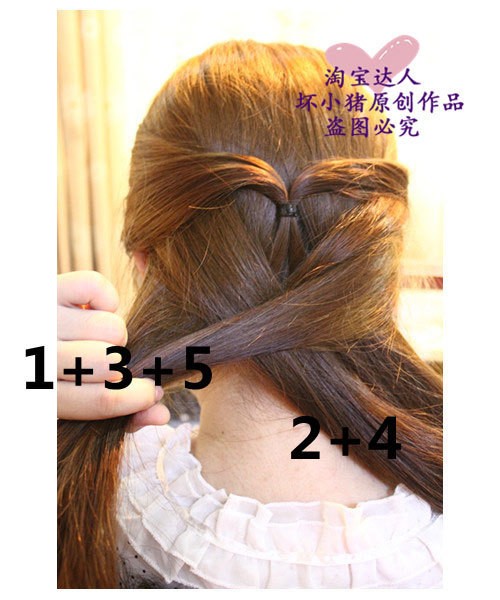 Kéo phần tóc 5 sang trái gộp với phần tóc 1 và 3. Rồi tương tự như bước đầu tiên, chia phần tóc ngoài cùng bên trái thành hai phần, cũng kéo phần tóc đó sang bên phải gộp chung với phần tóc bên phải.