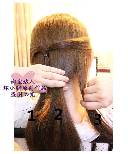 Phần tóc bên phải tiếp tục chia thành hai phần nhỏ 2 và 3.