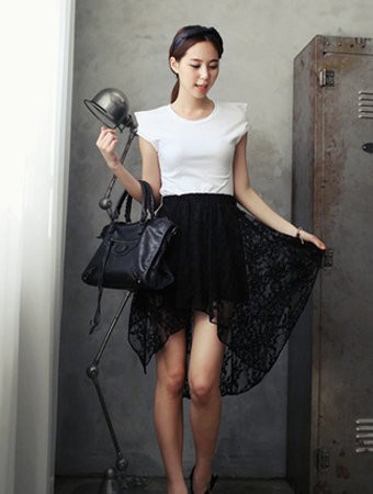Váy ngắn với lớp ren đen bên ngoài càng làm nổi bật đôi chân thon dài trắng mịn của bạn.