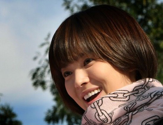 Mái tóc ngắn búp bên dễ thương giúp gương mặt của Song Hye Kyo tròn hơn.