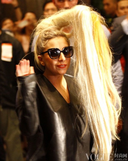 Lady Gaga cũng là một ngôi sao 8x, nhưng chỉ vì cách ăn vận cùng những kiểu tóc "khủng bố" khiến cô trông già như những phụ nữ trung niên.