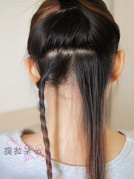 Phần tóc nhỏ bên dưới chia thành hai phần và tết lại.