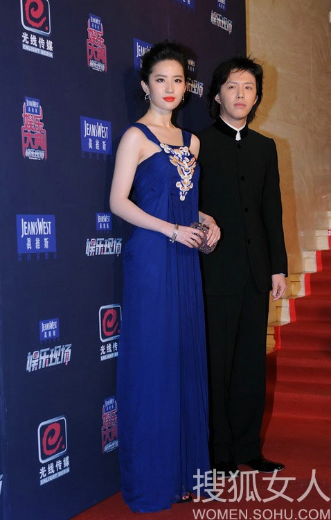 Chiếc váy xanh khiến Lưu Diệc Phi đẹp và khoe được dáng người mảnh khảnh.