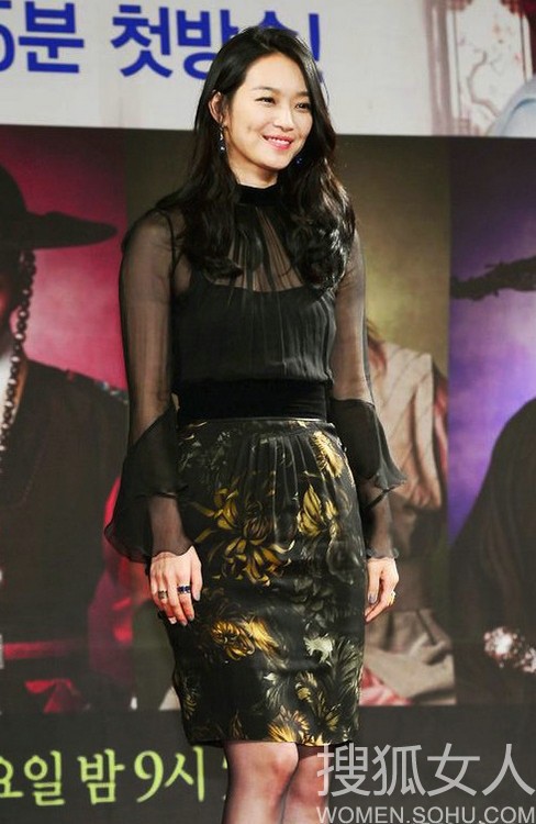 Shin Min Ah với chiếc váy lại khoe được dáng người đẹp cùng vòng eo thon.