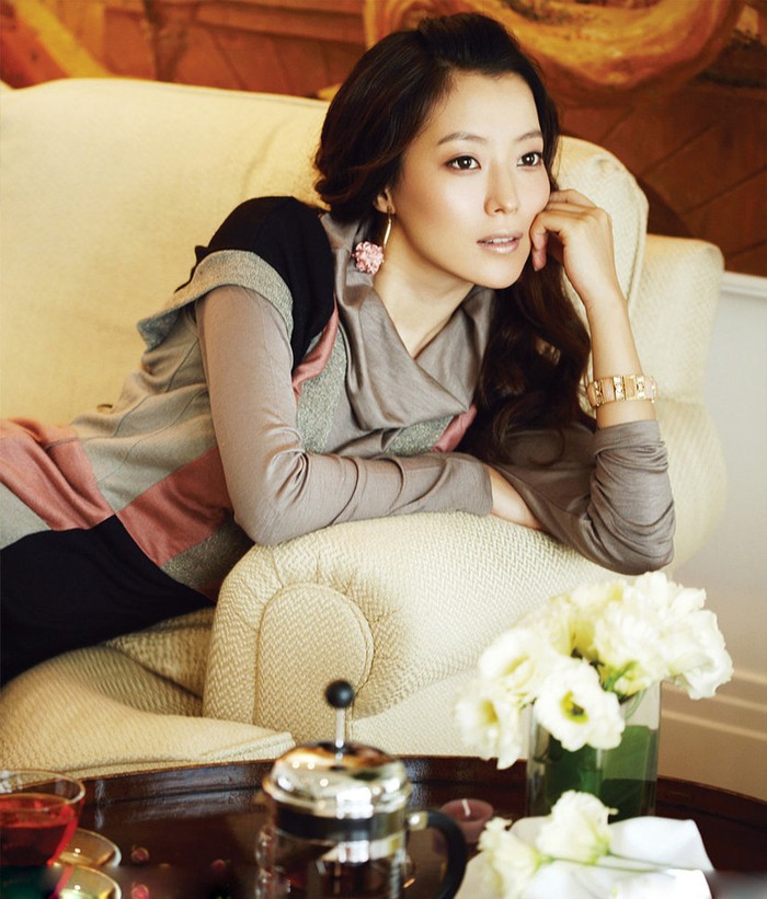 Với vẻ đẹp truyền thống, dịu dàng, đằm thắm, Kim Hee Sun vinh hạnh được bầu chọn là biểu tượng cho hình ảnh phụ nữ Hàn Quốc.