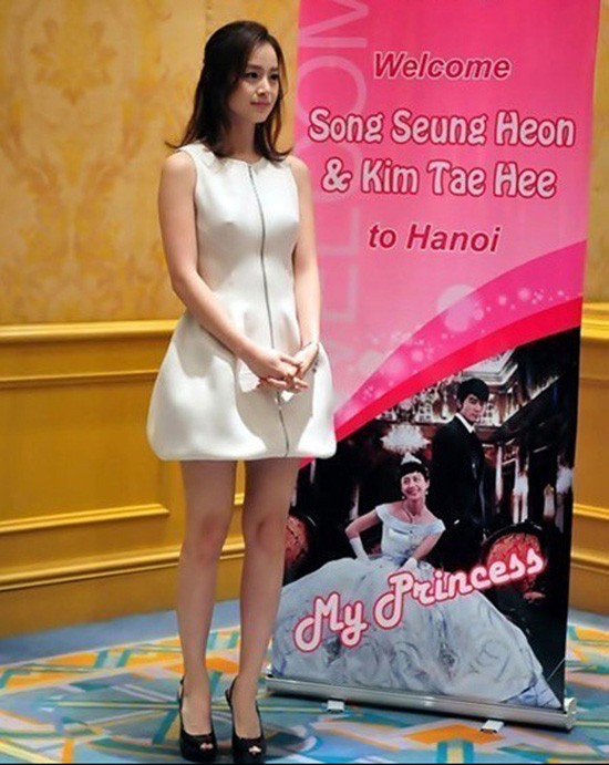 Kim Tae Hee luôn để lại ấn tượng trong lòng mỗi người với hình ảnh xinh xắn thanh thuần nhưng kiêu sa, góp phần để xây dựng hình ảnh đó không thể thiếu được chiếc váy trắng.