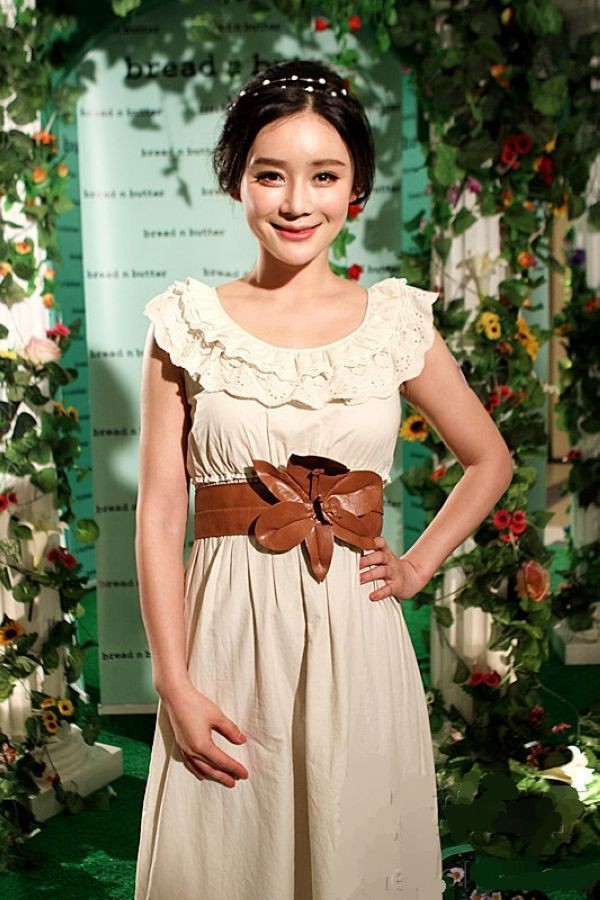 Tần Lam rất dễ thương và trẻ trung với kiểu váy cổ điển.
