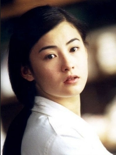 Trương Bá Chi, vẻ đẹp lai nổi bật trong làng điện ảnh Hoa ngữ, đôi mắt lai cùng sọc mũi cao đã trở thành thương hiệu riêng của cô.