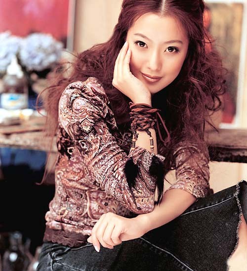 Kim Hee Sun khi xưa với mái tóc model một thời.