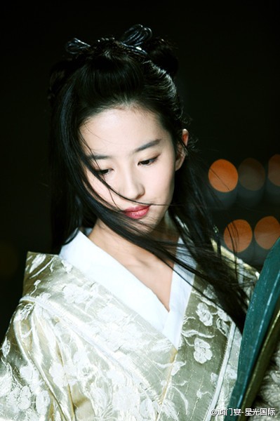 Năm 2012 cô tiếp tục hóa thân vào vai người đẹp lịch sử nổi tiếng Ngu Cơ trong bom tấn "Hồng Môn Yến".