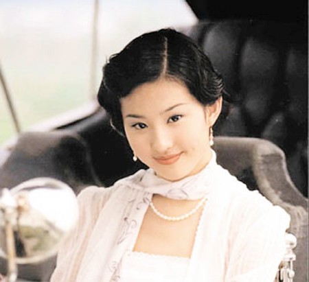 Tháng 9 năm 2002, cô thi đỗ vào khoa diễn xuất Học viện Điện ảnh Bắc Kinh khi mới 15 tuổi. Lưu Diệc Phi trở thành sinh viên trẻ nhất trong lịch sử của trường và tốt nghiệp vào tháng 7 năm 2006.