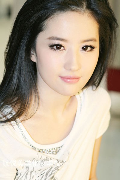 Người đẹp Lưu Diệc Phi tốt nghiệp Học viện điện ảnh Bắc Kinh năm 17 tuổi.