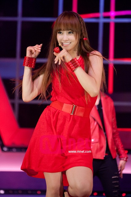Victoria dễ thương, nữ tính với váy voan đỏ mềm mại.