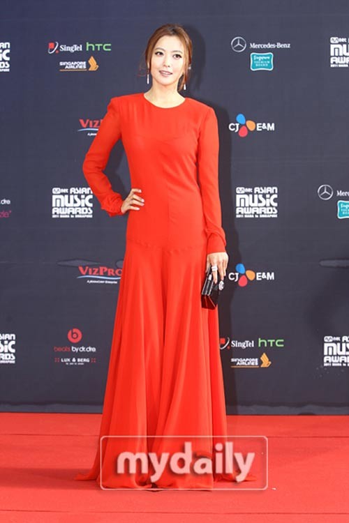 Kim Hee Sun diện váy dài khoe dáng người mảnh khảnh.