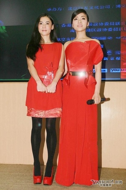 Trương Bá Chi cổ điển với hai màu đen đỏ.