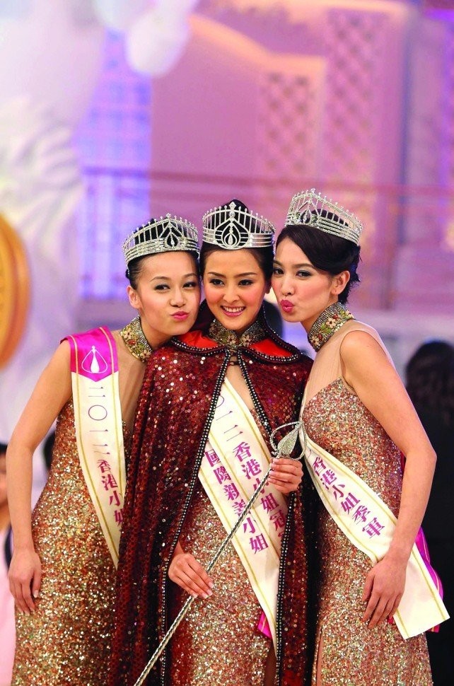 Top 3 Hoa hậu Hông Kông 2012: Huỳnh Tâm Hinh, Trương Danh Nhã, Chu Thiên Tuyết (từ trái sang). Hoa hậu Trương Danh Nhã bị mọi người chê là "nấm lùn" khi chỉ cao 1m62.