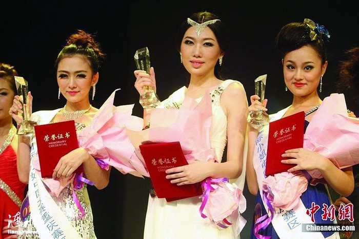 Bộ ba hoa hậu làm xôn xao dư luận của tỉnh Trùng Khánh, xấu đến mức mà chính quyền tỉnh này phải tổ chức lại một cuộc thi khác để tuyển chọn lại danh hiệu hoa hậu.