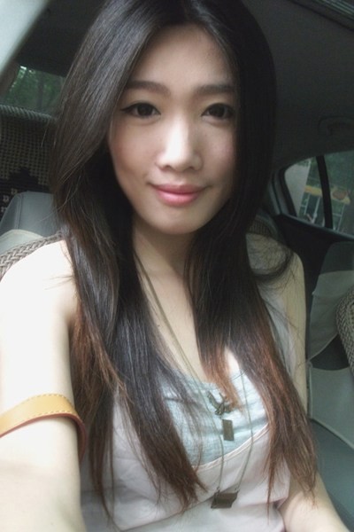 Tân Hoa hậu Trùng Khánh 2012 với bức ảnh được xem là "được" nhất.