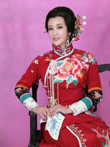 Trong lúc đó, nếu ngắm sang những người đẹp màn ảnh mang lại "tiếng thơm" của Tỉnh Trùng Khánh như Lưu Hiểu Khánh lại là một sự cách biệt. Năm nay bà đã hơn 60 tuổi, vậy mà nhan sắc vẫn sắc thắm mặn mà.