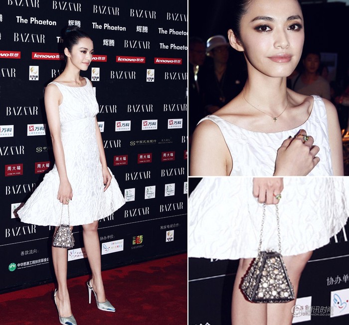 Ngày mồng 1 tháng 9 năm 2012 Diêu Thần tham gia đêm từ thiện của Bazaar với bộ váy Obscure White Chanel và điểm nhấn là túi xách hình tháp gắn những hạt kim cương lấp lánh.
