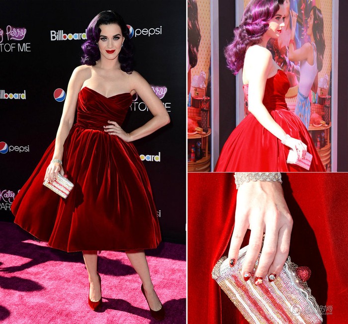 Katy Perry đồng bộ với váy đỏ giày đỏ gợi cảm cùng chiếc ví như một hộp quà dễ thương.