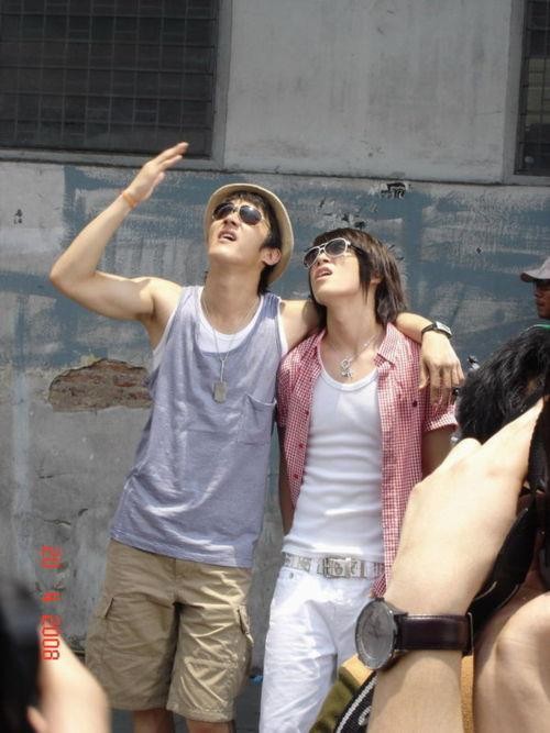 Đã đeo kính râm để tránh nắng nhưng Siwwon và HeeChul lại ngắm trời là sao?