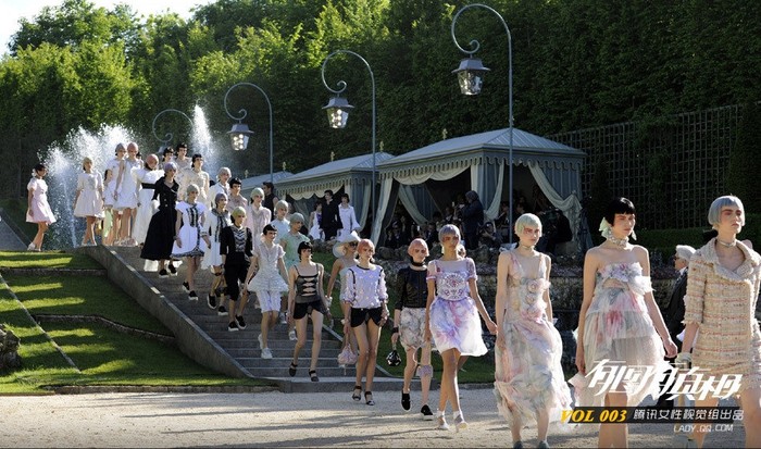 Ngày 14 Tháng 5 năm 2012, buổi trình diễn thời trang của thương hiệu Chanel được tổ chức tại cung điện Versailles, Pháp.