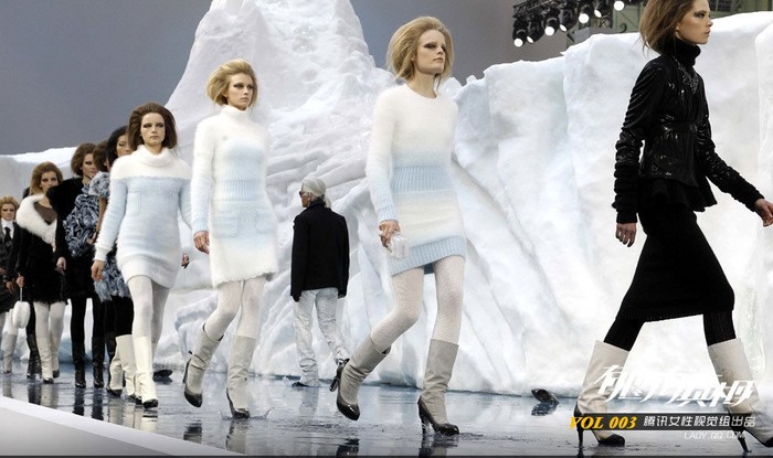 Tiếp tục là màn trình diễn của dàn người mẫu bên cạnh núi băng nhân tạo ngay trên sàn catwalk.