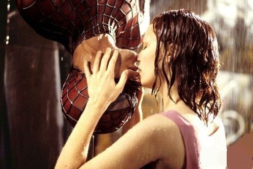 Nụ hôn người nhện nổi tiếng trong "Spider-Man" của Peter Parker và Mary Jane Watson.