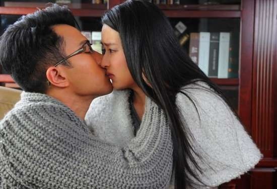 Bộ phim tình cảm nổi tiếng "Thiên sơn mộ tuyết" với những nụ hôn cuồng nhiệt, ngọt ngào của Lưu Khải Uy và Dĩnh Nhi.
