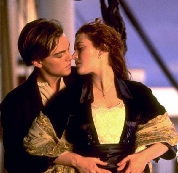 Nụ hôn "huyền thoại" đầu mũi tàu của câu chuyện tình yêu cảm động giữa Jack và Rose.