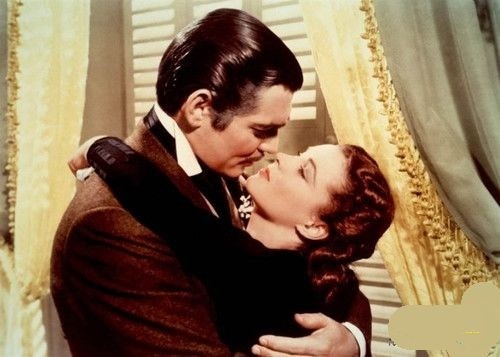 Nụ hôn cổ điển trong bộ phim kinh điển "Cuốn theo chiều gió" của Scarlett và Rhett.