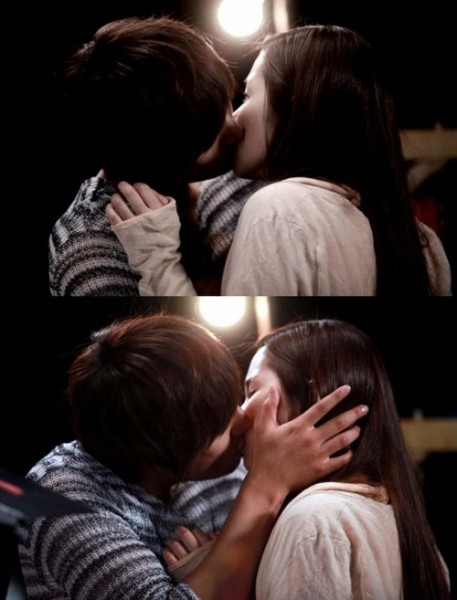 Nụ hôn lãng mạn dưới bóng đèn của cặp đôi "Thợ săn thành phố" Lee Min Ho, Park Min Young.