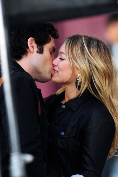 Trong "Gossip Girl" với nụ hôn lãng mạn, nồng nàn của Hilary Duff và Penn Badgley.
