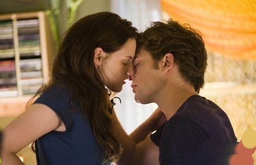 Cặp đôi phim giả tình thật Kristen Stewart và Robert Pattinson trong "Twilight".