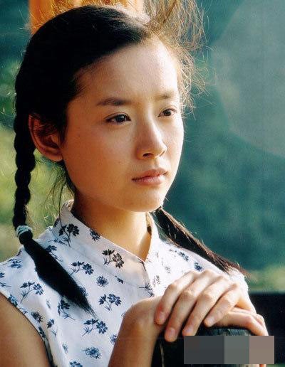 Đầu năm 2002, Đổng Khiết nhận lời mời của đạo diễn Tưởng Khâm Dân, nhận vai nữ chính Thái Ngọc Trân - một cô gái câm điếc trong phim điện ảnh Thiên thượng luyến nhân. Vai diễn đã chinh phục nhiều nhà phê bình phim điện ảnh tại các liên hoan phim của Nhật Bản, Đức, Italy, Toronto.