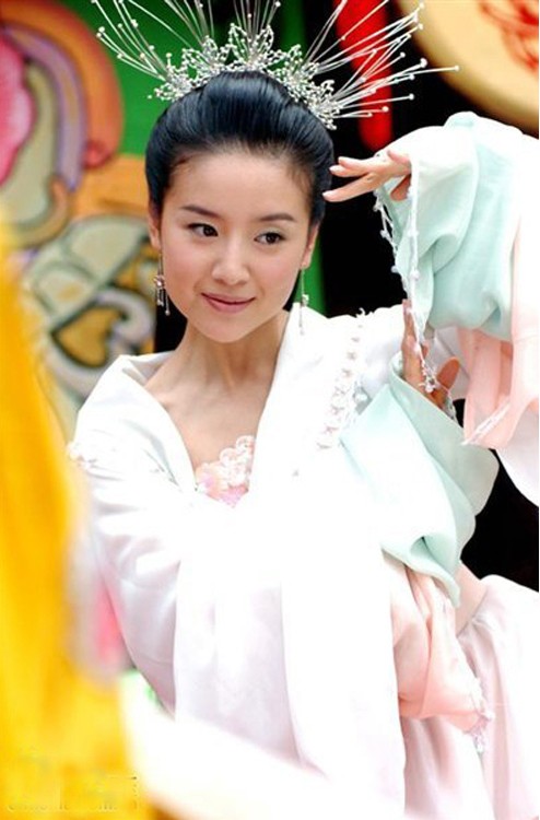 "Miêu nữ lang" Đổng Khiết rất ít khi dùng tới kỹ năng múa của mình trên phim ảnh, "Lương Sơn Bá, Chúc Anh Đài" là một trong những bộ phim hiếm hoi mà cô thể hiện tài năng dẻo dai của mình.