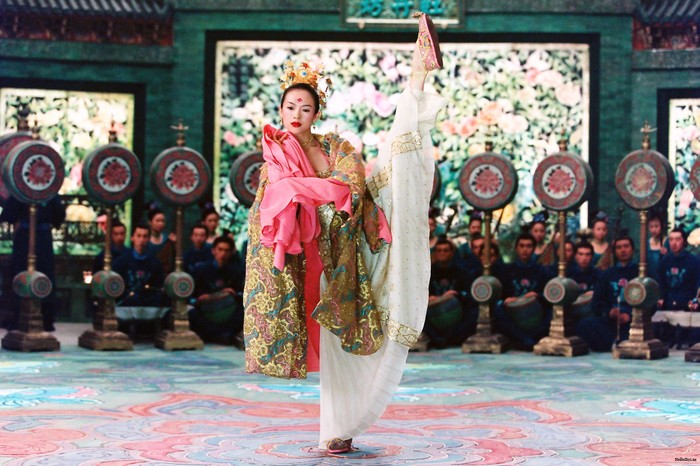Năm 2004, Chương Tử Di nhờ tài nghệ múa dẻo của mình đã xuất sắc vượt qua cô nàng gợi cảm nhất Đài Loan Thư Kỳ để đảm nhiệm vai nàng Tiểu Muội trong bộ phim bom tấn "Thập diện mai phục" của đạo diện Trương Nghệ Mưu .