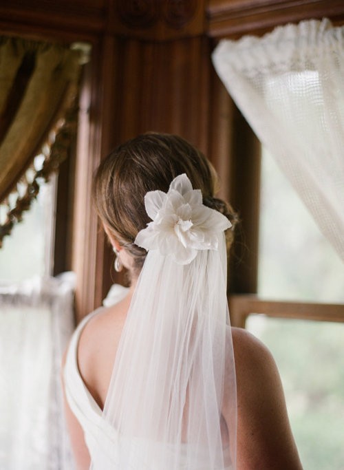 Tóc búi gọn sau đầu rất thích hợp để cài khăn voan cô dâu.