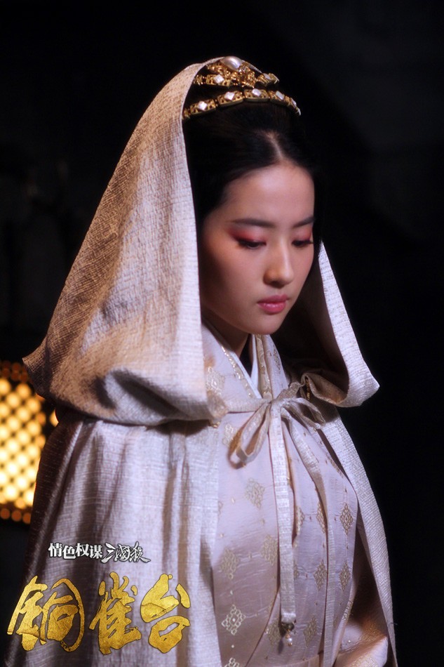 Trong "Đổng Tước Đài" Lưu Diệc Phi vừa đóng vai Điêu Thuyền, một trong bốn người đẹp cổ đại nổi tiếng Trung Quốc, và vai Linh Thư là con gái Điêu Thuyền và Lữ Bố.