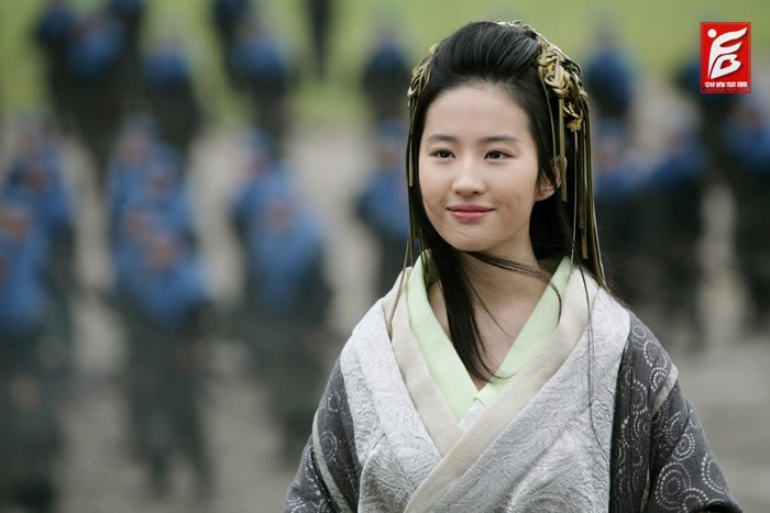 Cho đến cuối năm 2011, người đẹp họ Lưu tiếp tục đảm nhận vai nữ chính "Ngu Cơ" trong "Hồng Môn Yến", dựa vào sự nỗ lực không ngừng cuối cùng cô cũng được giới phê bình đánh giá cao và bỏ đi danh hiệu "Bình hoa di động" của mình.