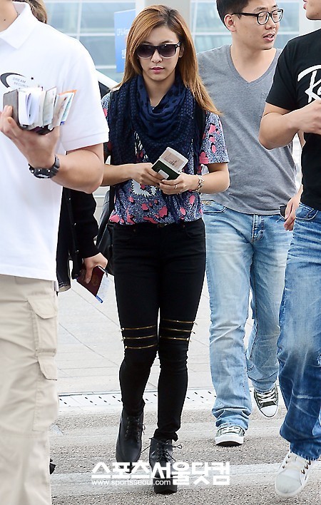 Luna f(x) trẻ trung với T-shirt và quần bó đi cùng khăn quàng đậm phong cách Hàn Quốc. Ảnh: Sportseoul