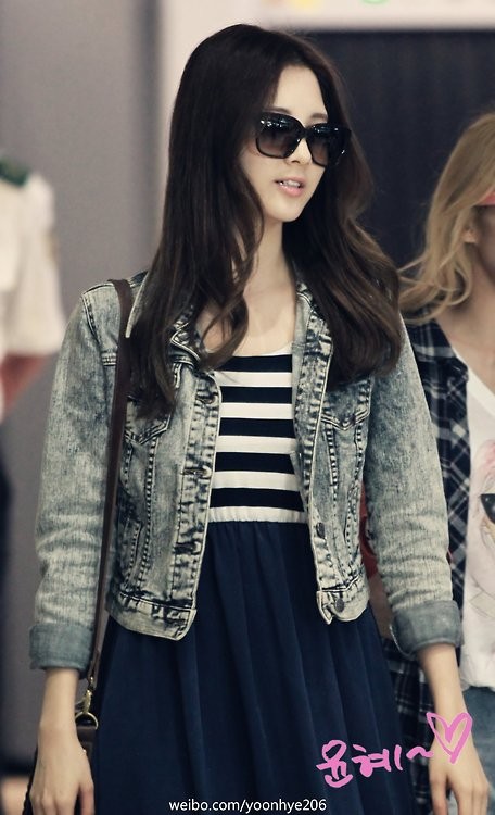 SeoHyun nữ tính với váy sọc đen trắng thân xanh.
