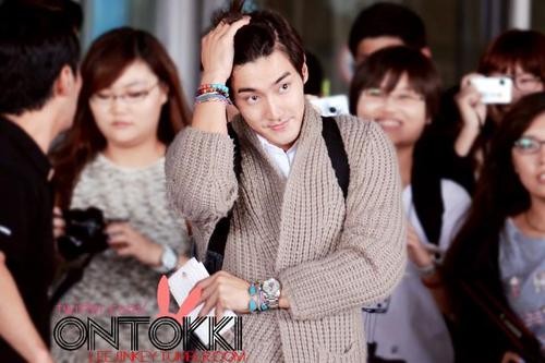 Siwon có vẻ khá ấm áp với áo len dày cộm.